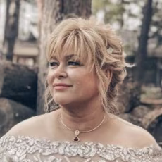 Нина Акаемова