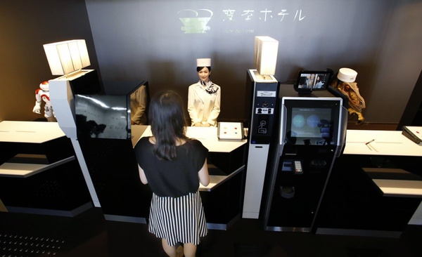 Фото 2 В этом японском отеле гостей обслуживают только роботы
