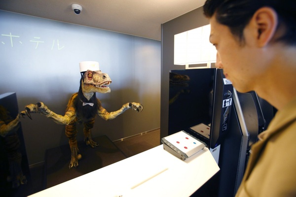 Фото 4 В этом японском отеле гостей обслуживают только роботы