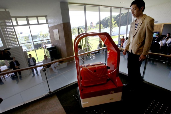 Фото 6 В этом японском отеле гостей обслуживают только роботы