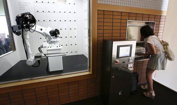 Фото 7 В этом японском отеле гостей обслуживают только роботы