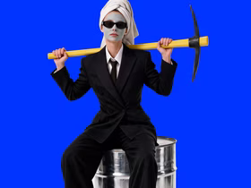 Женщина с киркой