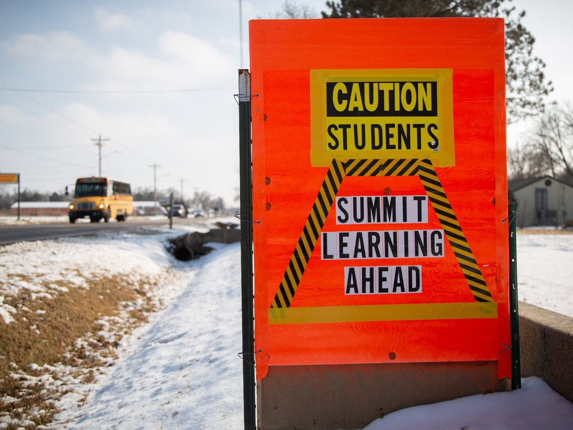 Почему американские школы выступают против учебной программы Цукерберга