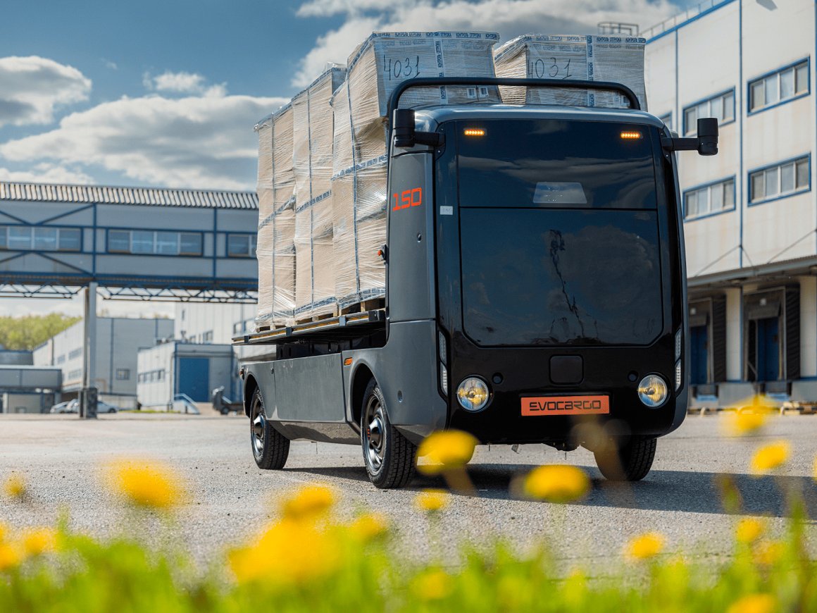 Дефицит водителей решён: «Спортмастер» первым из спортивных ритейлеров запустил беспилотные грузовики для логистики