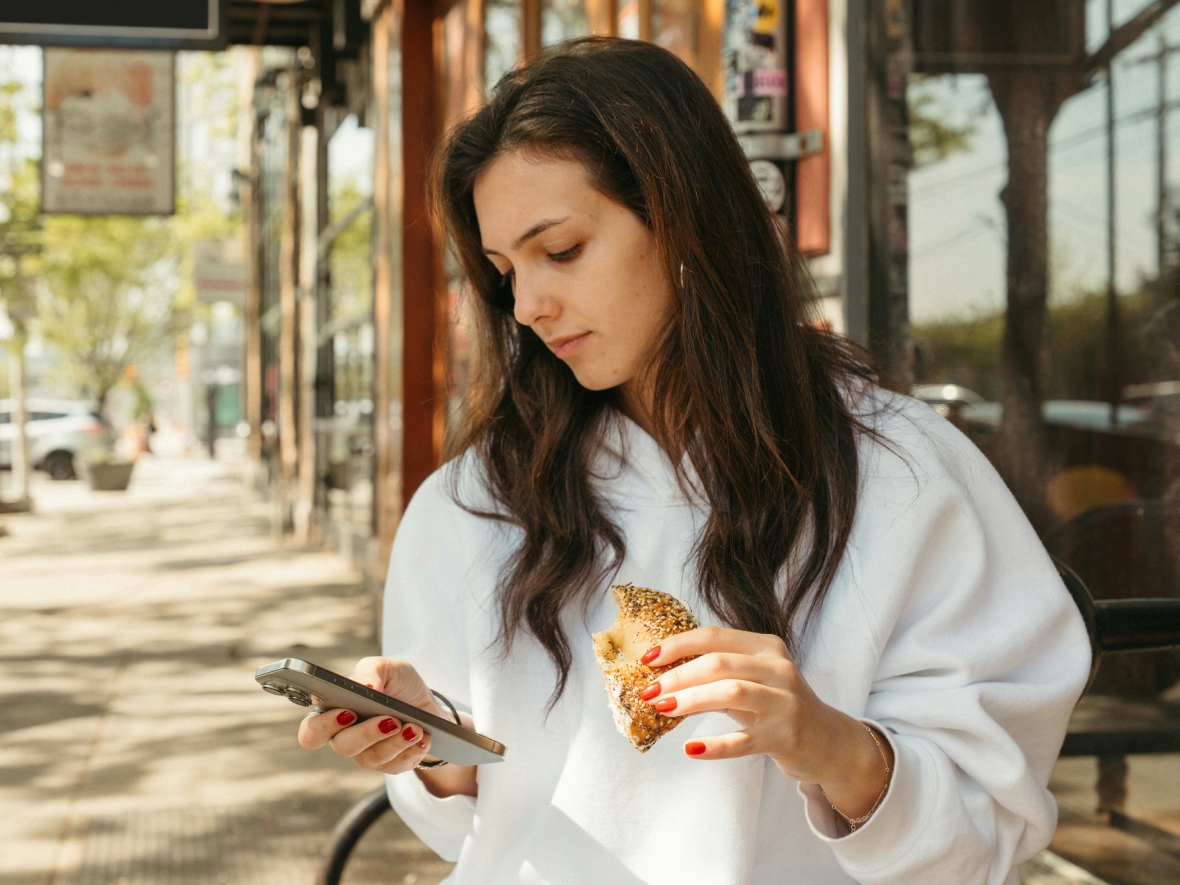 С вами говорит ChatGPT: больше половины сотрудников используют ИИ для рабочих сообщений