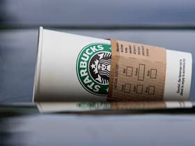Сотрудники Starbucks в США подали коллективные иски из-за нового дресс-кода — униформа обошлась им в сотни долларов