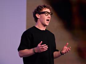 Meta* показала умные очки Ray-Ban со встроенным экраном: на них можно выводить сообщения, видеозвонки и навигацию