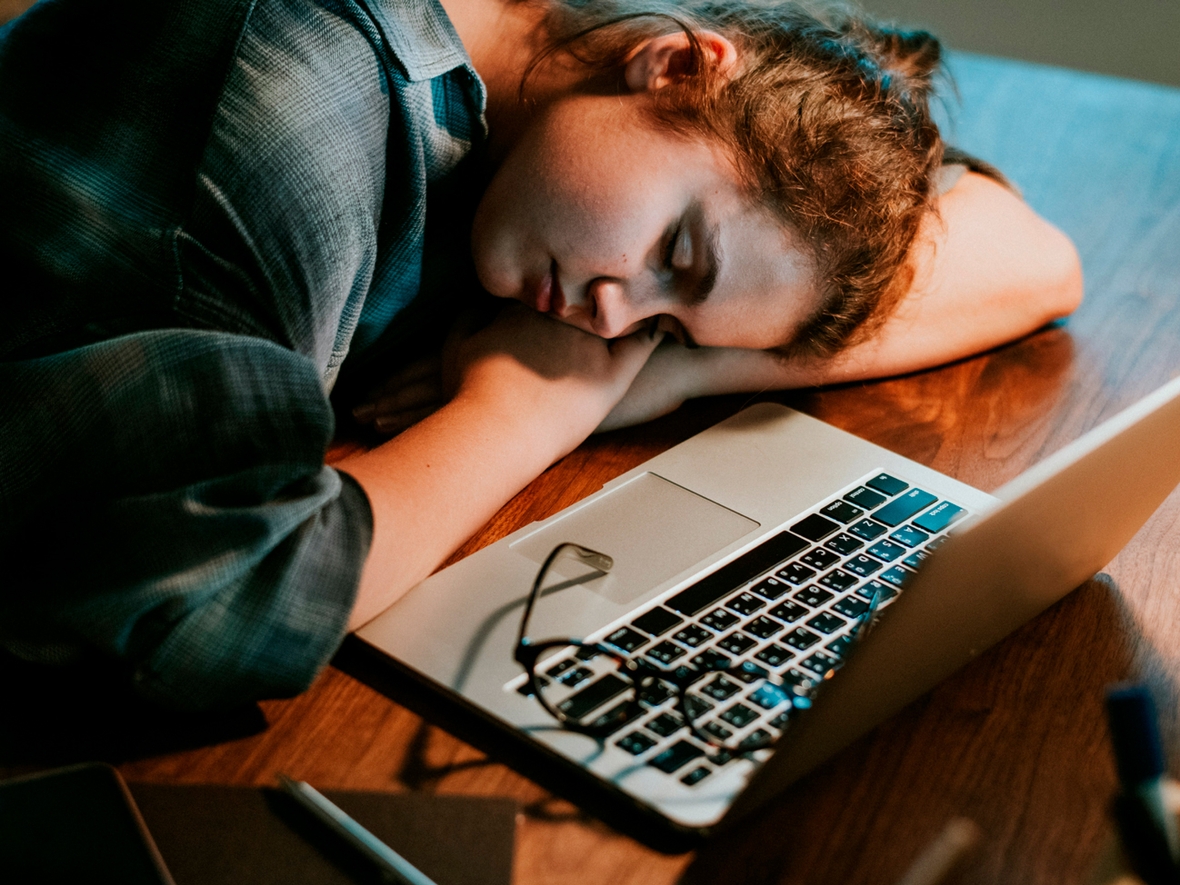 58% россиян сталкивались с выгоранием на работе — в половине случаев это приводило к увольнению