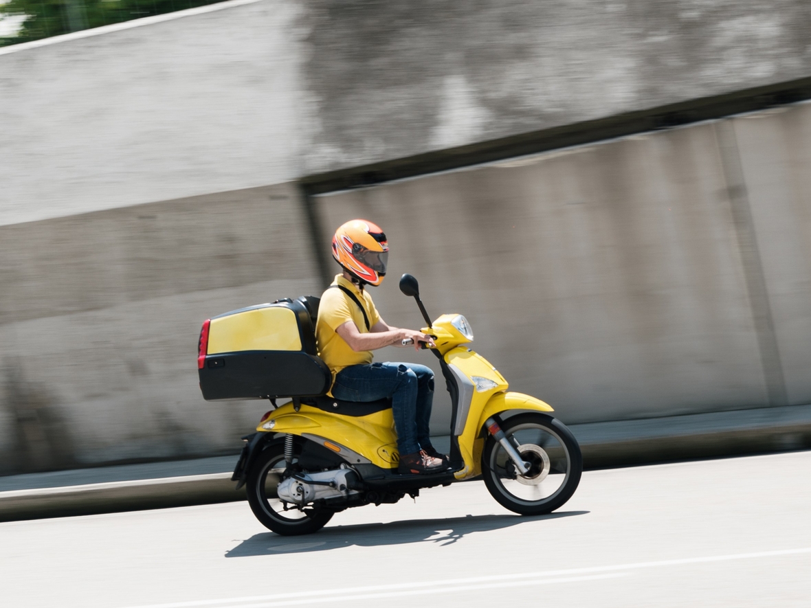 ₽132 тыс. — в Москве средняя зарплата курьеров выросла на 38% за год: они получают больше специалистов с дипломом