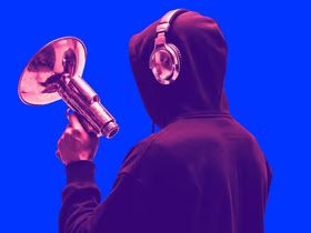 мужчина в капюшопе