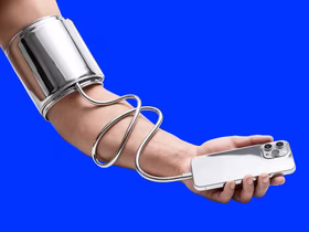 Человек измеряет давление с помощью телефона