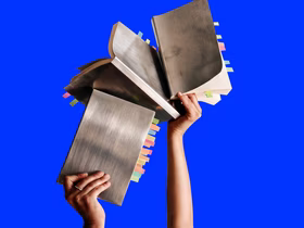 Книги в руках чеовека