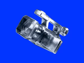 маталлическая видеокамера на синем фоне