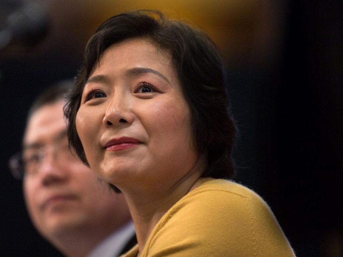 От работницы на заводе до владелицы миллиардной империи: история самой богатой женщины Китая