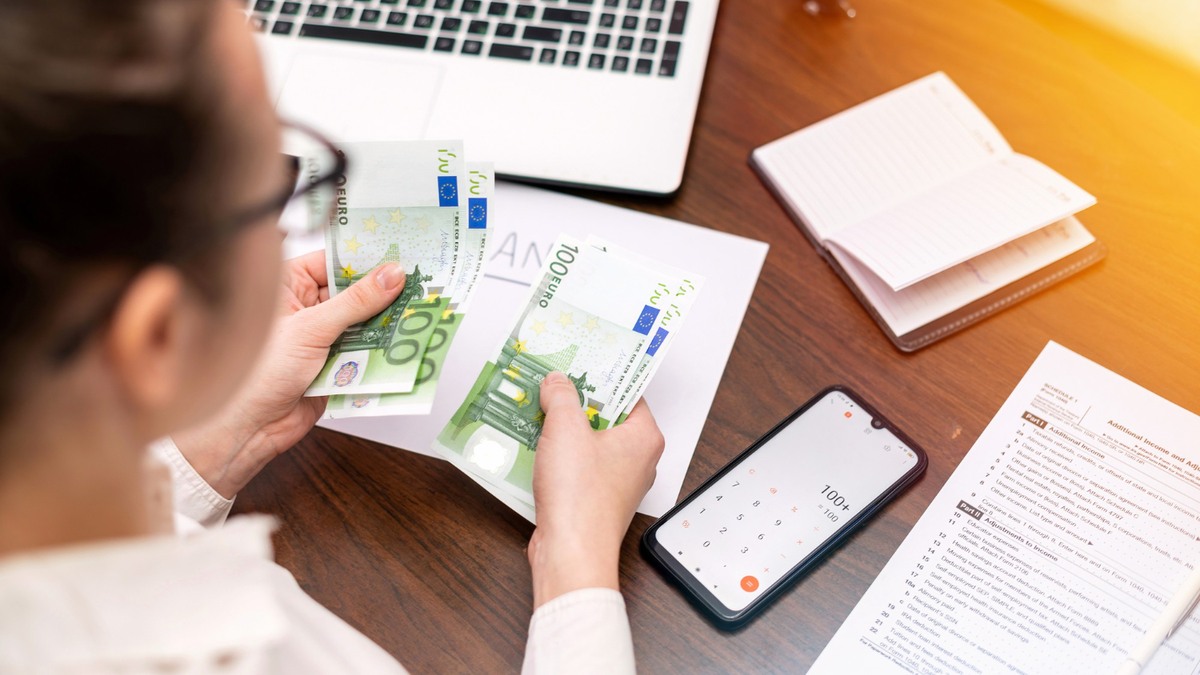 Как вернуть излишне выплаченную работнику сумму заработной платы?