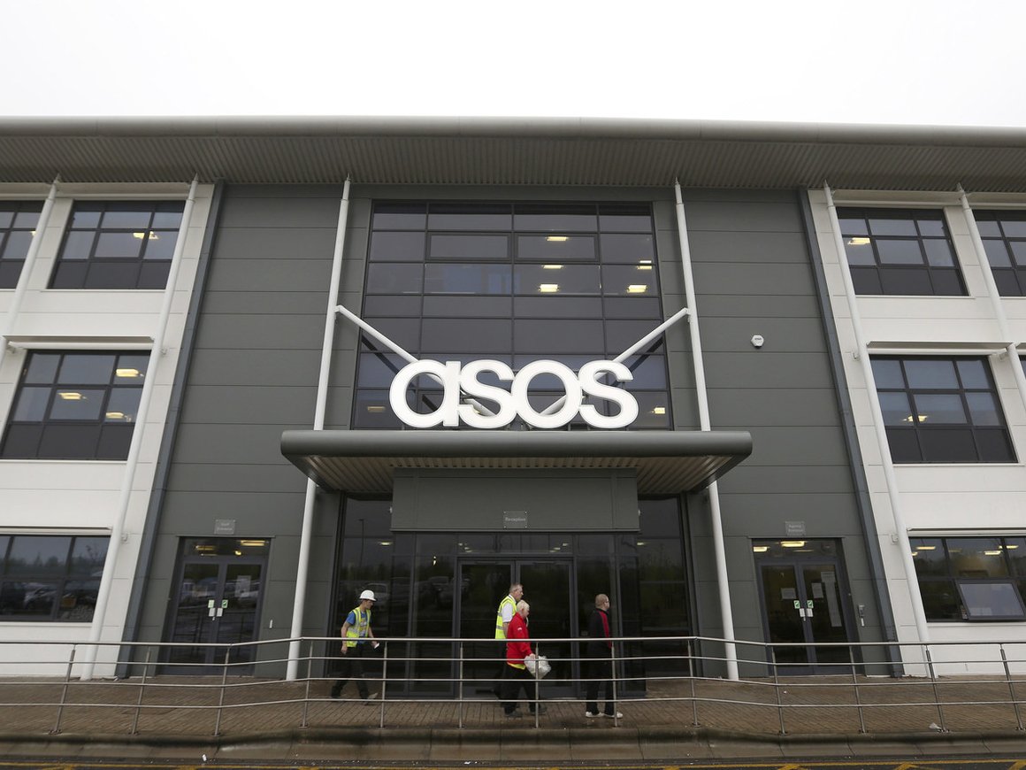 Стоимость крупного интернет-ритейлера Asos рухнула почти на £1,5 млрд на фоне спада продаж