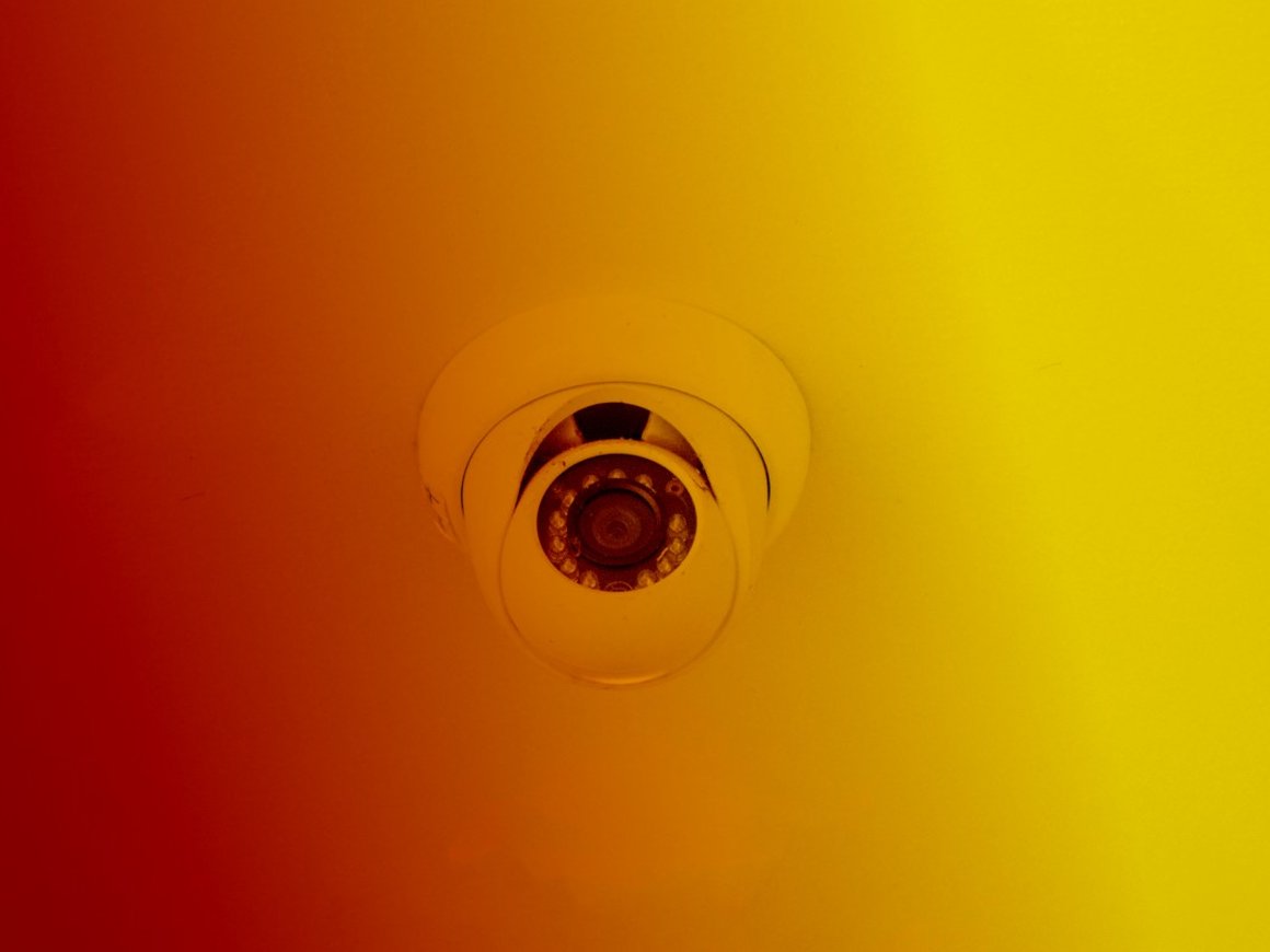 Как найти скрытую камеру в квартире, снятой через Airbnb