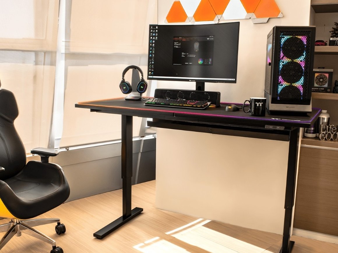 Thermaltake представила геймерский стол с электронной регулировкой высоты столешницы и подсветки