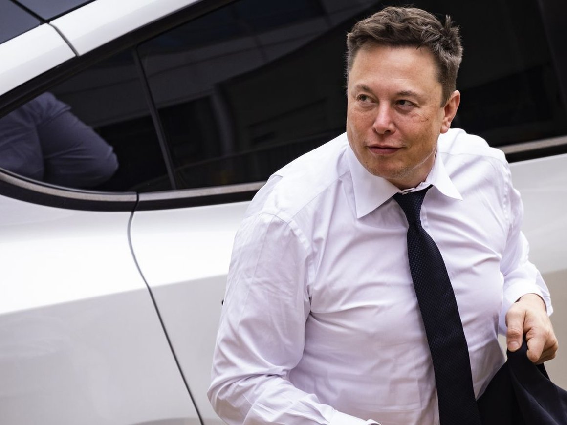 Tesla требует у юридической фирмы уволить принимавшего участие в расследовании против Маска сотрудника