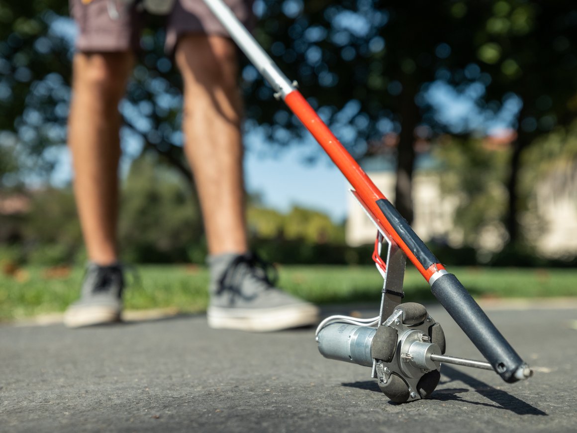 Стэнфордские ученые разработали трость, которая сама прокладывает путь