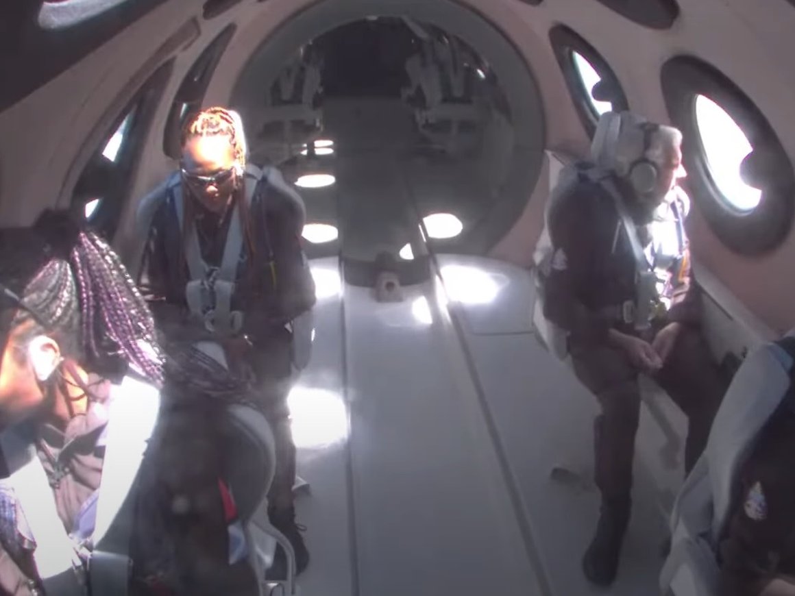 Virgin Galactic впервые отправила туристов в космос