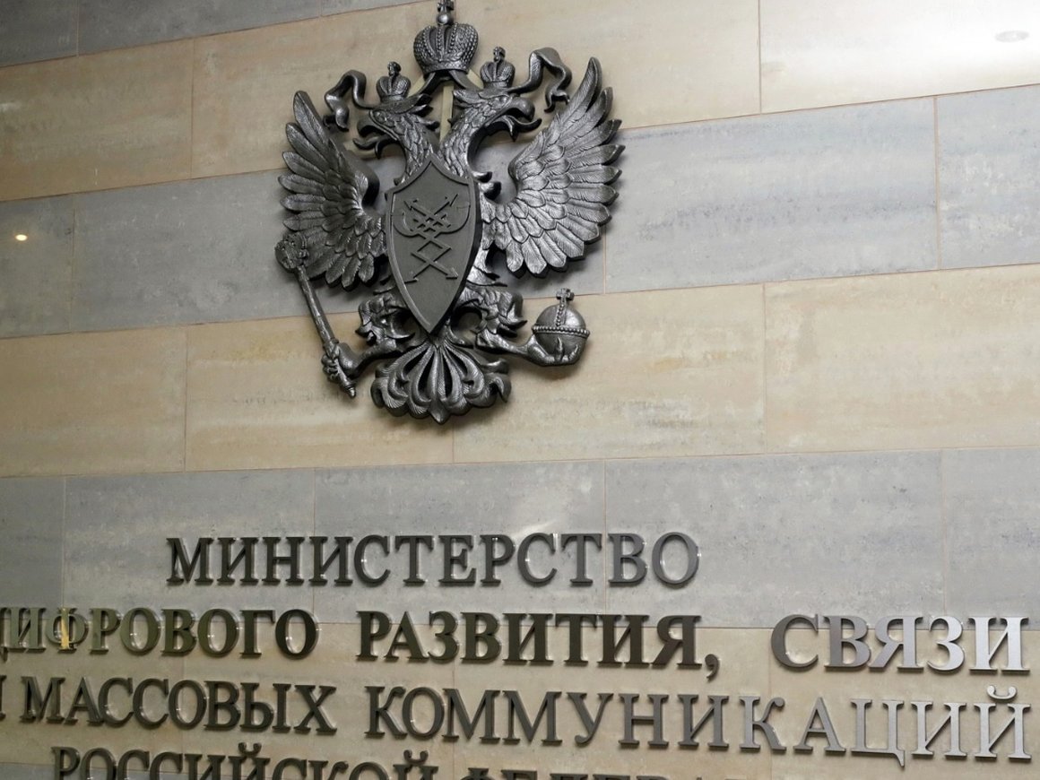 Глава Минцифры выступил против запрета на выезд из страны IT-специалистам