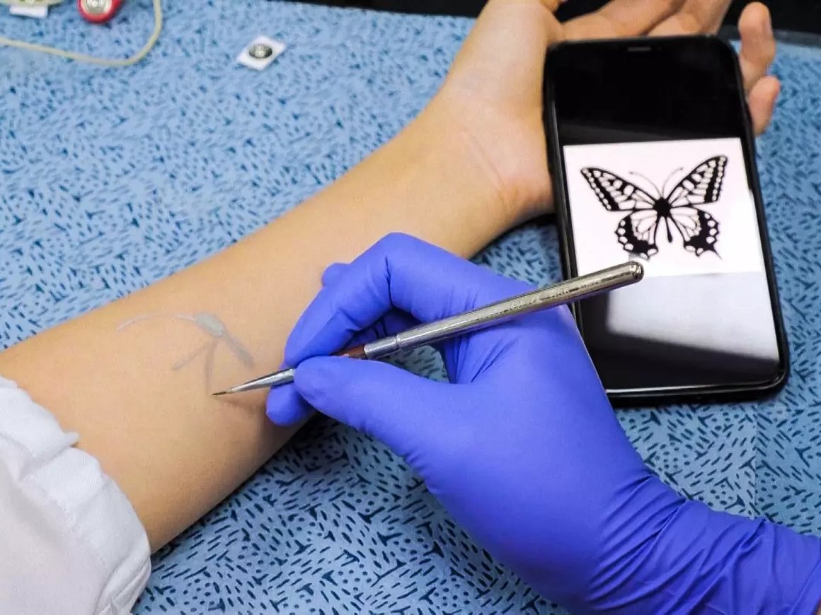 В Южной Корее разработали чернила для «электронных татуировок», которые помогают следить за здоровьем