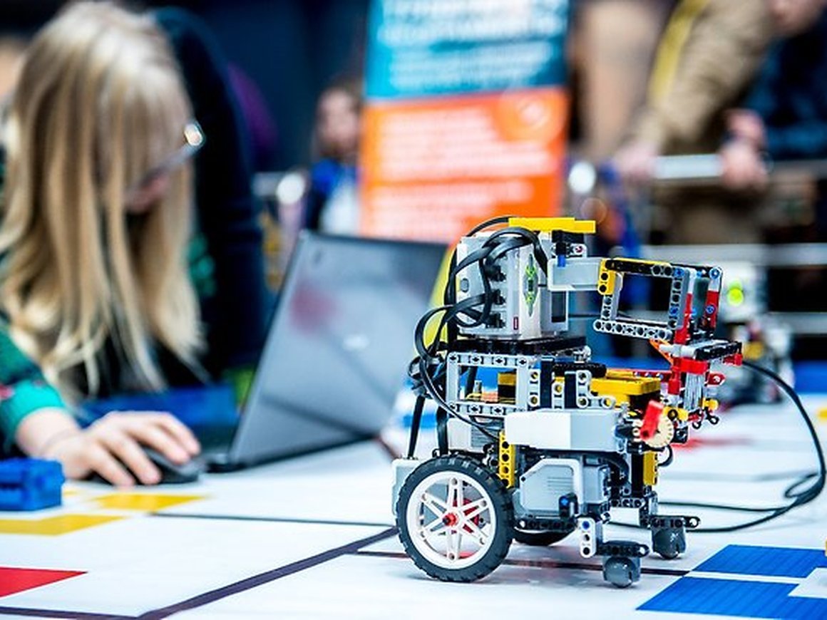 Юные гении: олимпиады для школьников по информатике, экономике и физике