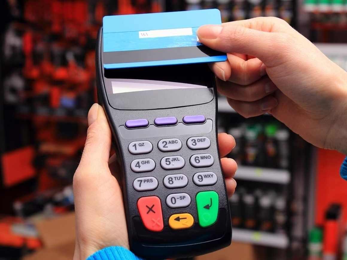 «Ъ»: Российскому бизнесу отказали в снижении комиссии за использование терминалов безналичной оплаты