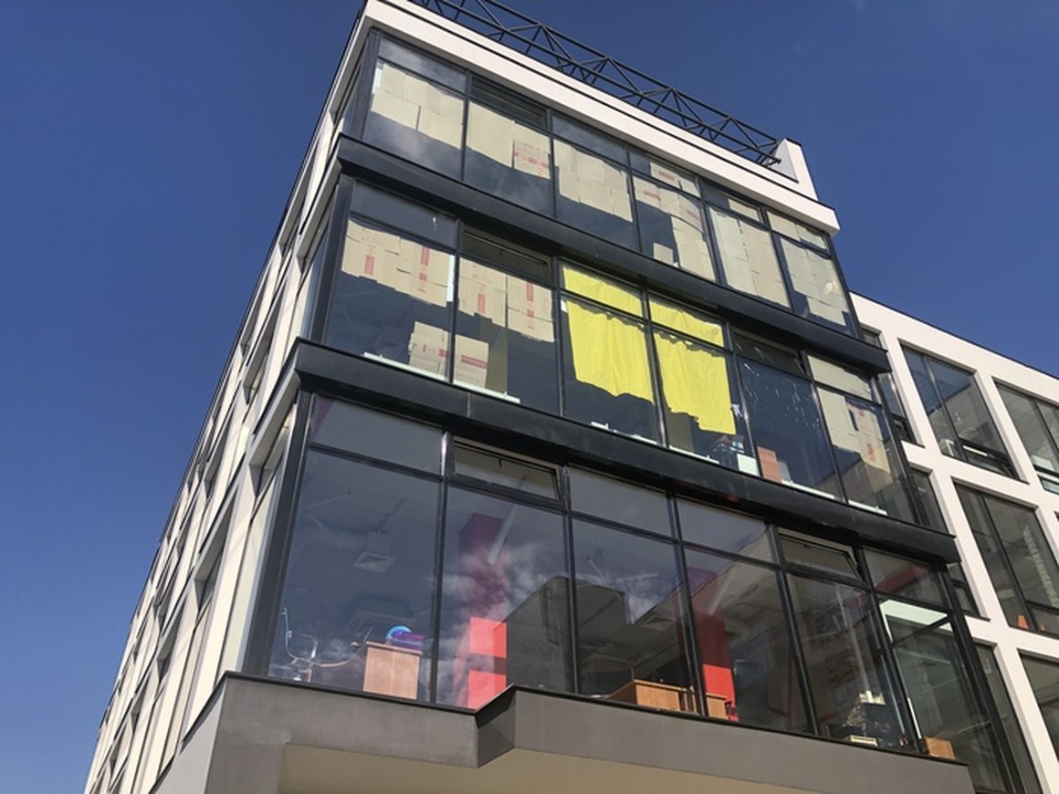 В офисе «Яндекса» в Нижнем Новгороде окна от солнца завесили полотенцами