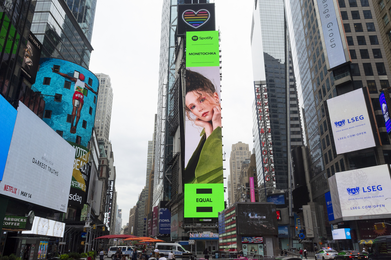 Монеточка захватила Таймс-сквер: Spotify разместил билборд с певицей в центре Нью-Йорка