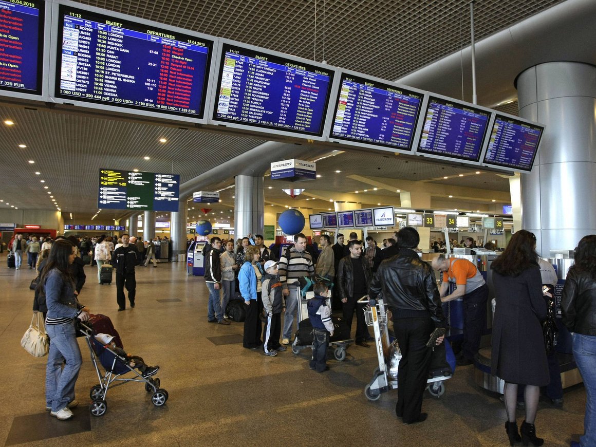 Российские аэропорты разрешат пассажирам проходить на досмотр и в самолет по смартфону