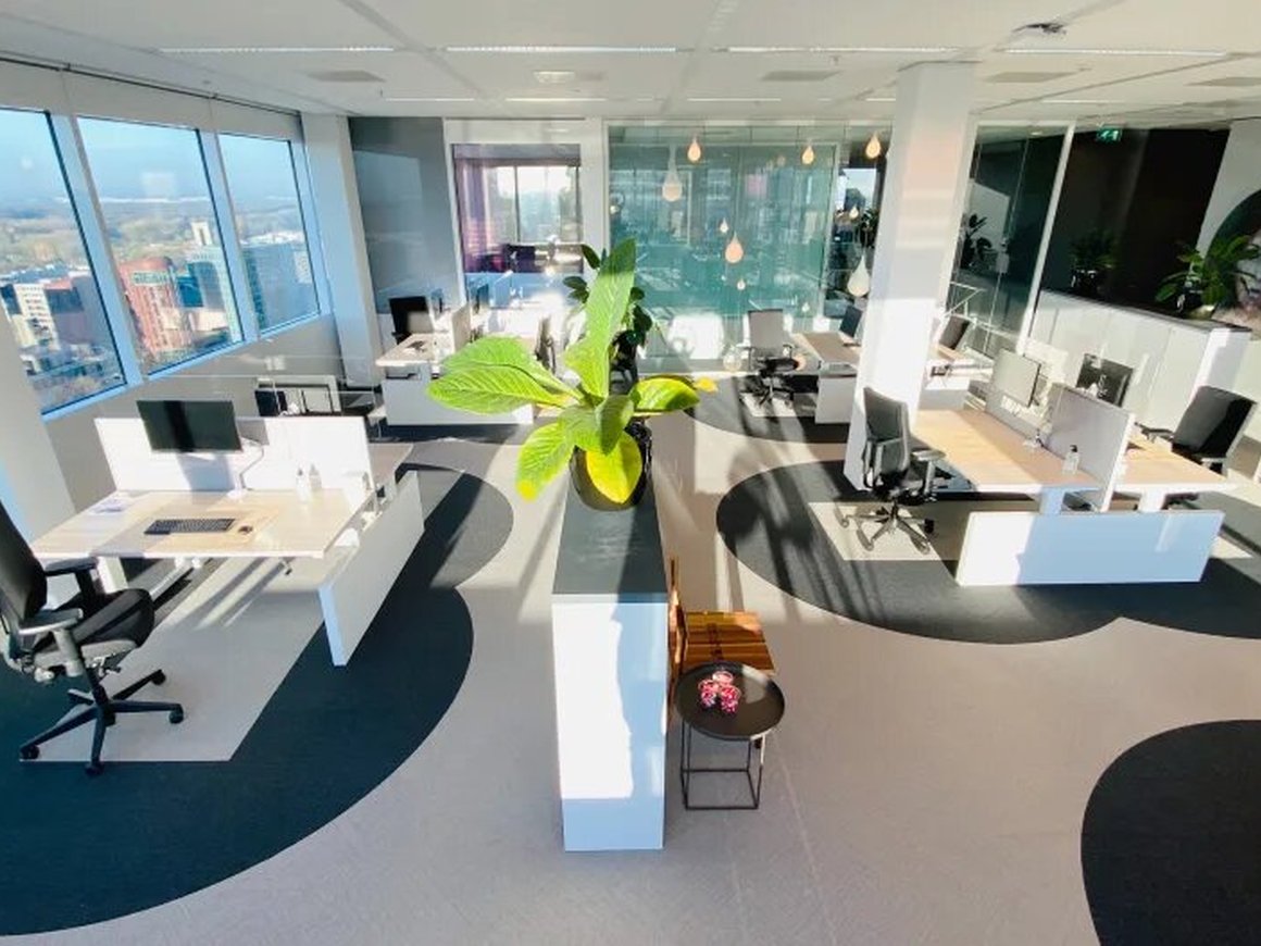 Ходьба по часовой стрелке и прозрачные перегородки: как коронавирус может изменить офисы