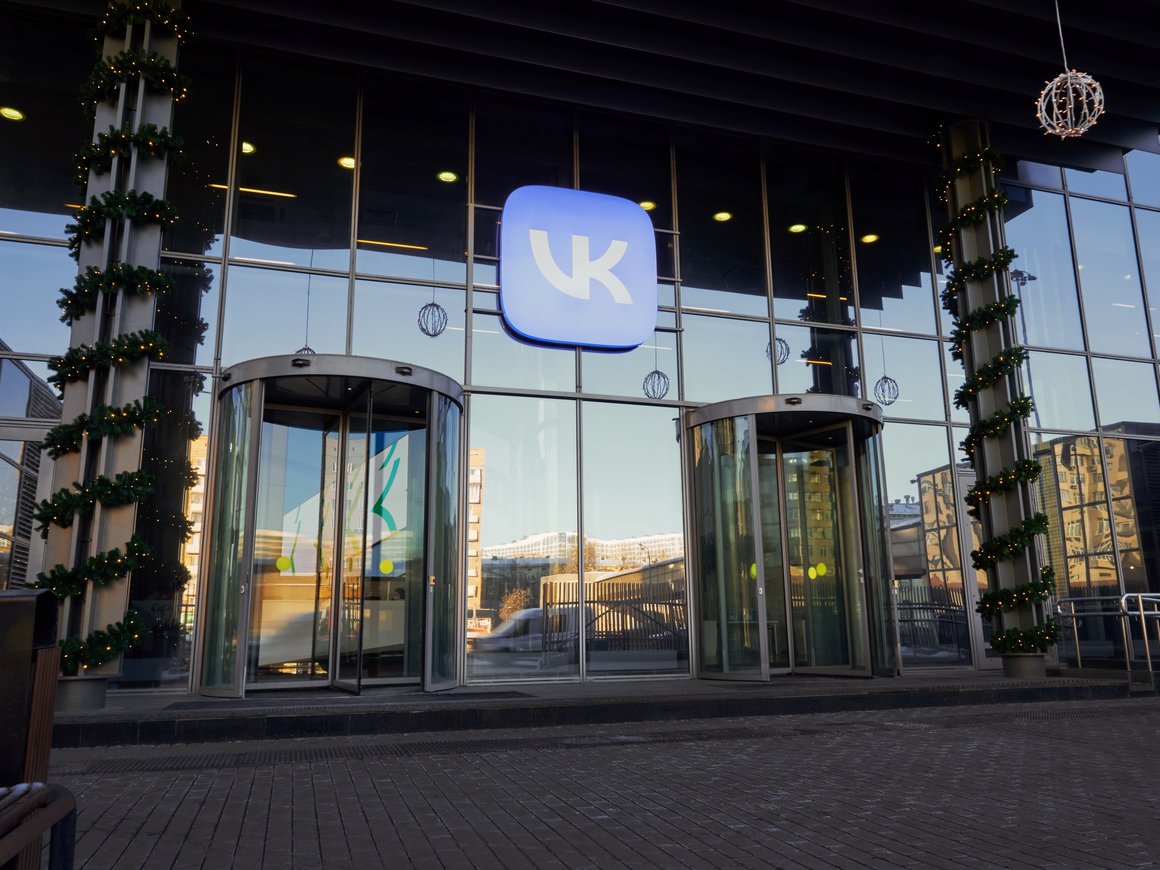 VK предупредила о риске дефолта из-за приостановки торгов на Лондонской бирже