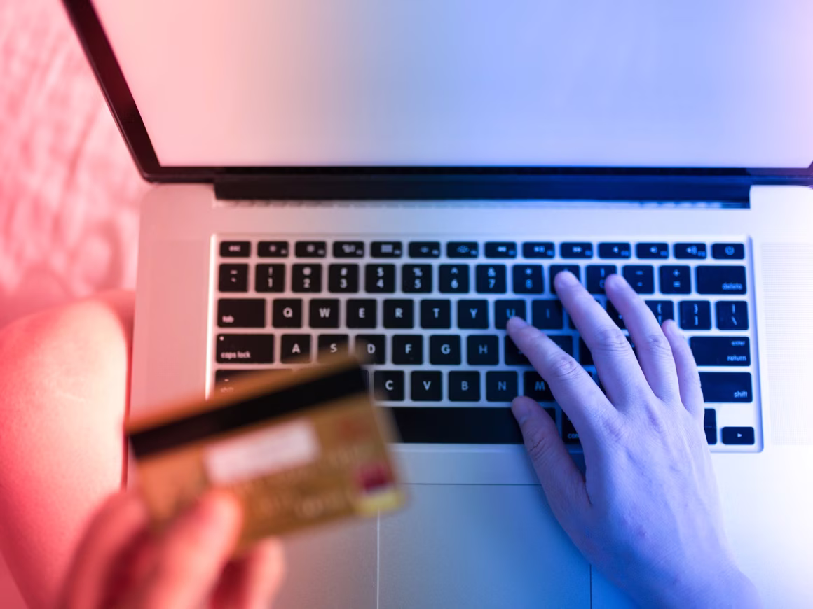 Что делать, если вы онлайн-шопоголик: советы экспертов по финансам