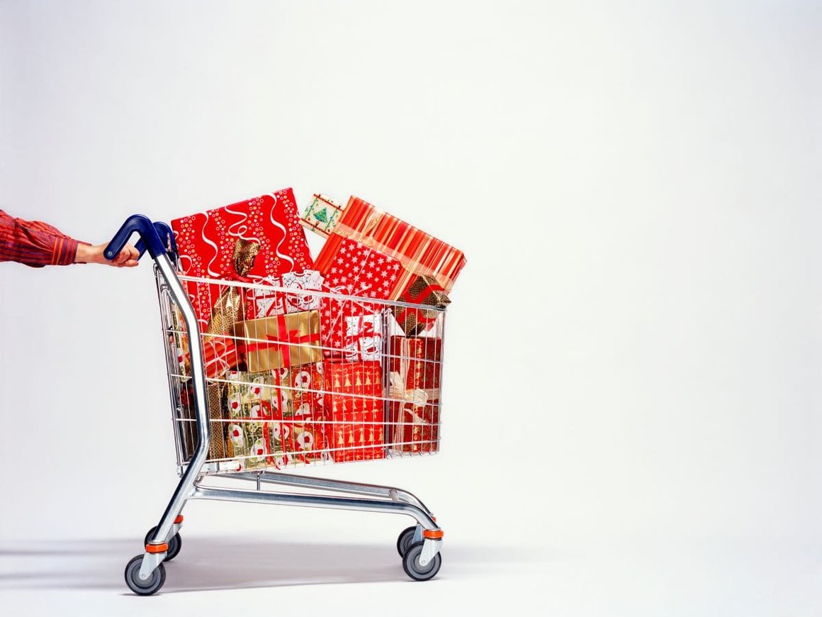 Идеи подарков коллегам на Новый год 2025: оригинальные и бюджетные варианты