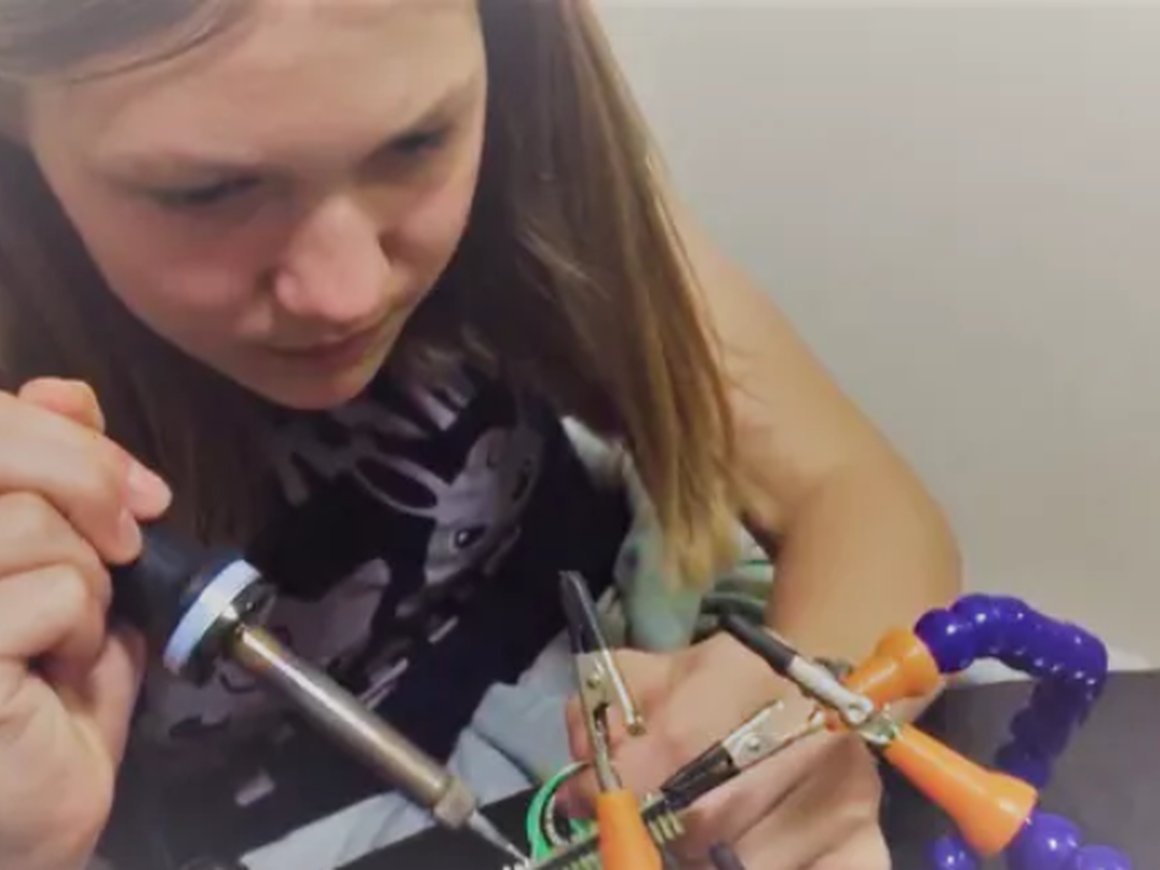 «Изобретать может каждый». История 13-летней создательницы роботов и необычных машин