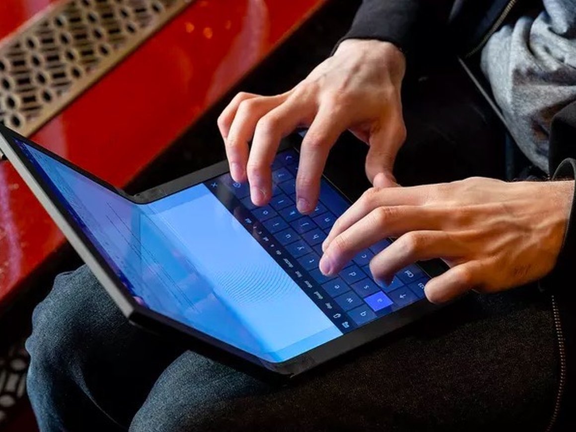 Lenovo показала прототип ноутбука со складным экраном