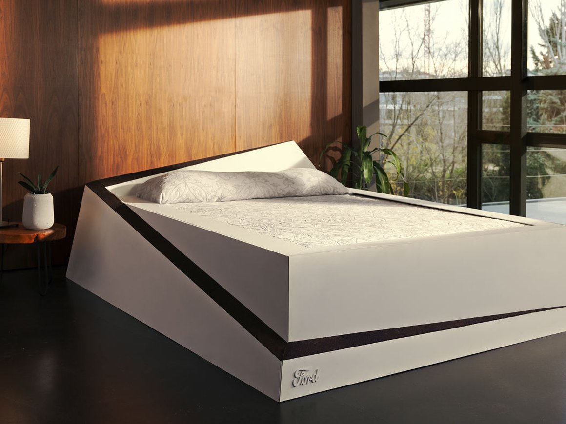 Ford разработал «умную» кровать — она не дает перекатываться на чужую половину