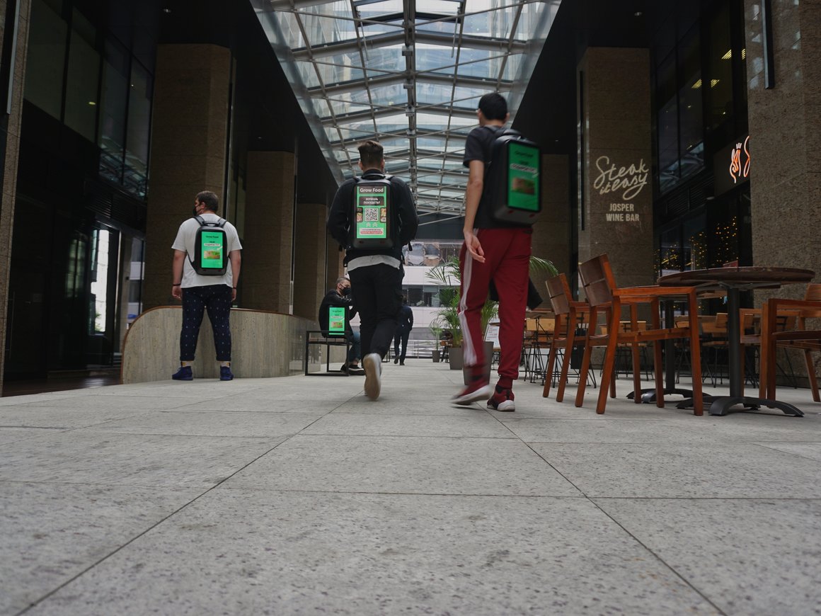 Разработчик рюкзаков с экранами для рекламы BackAd впервые привлек инвестиции