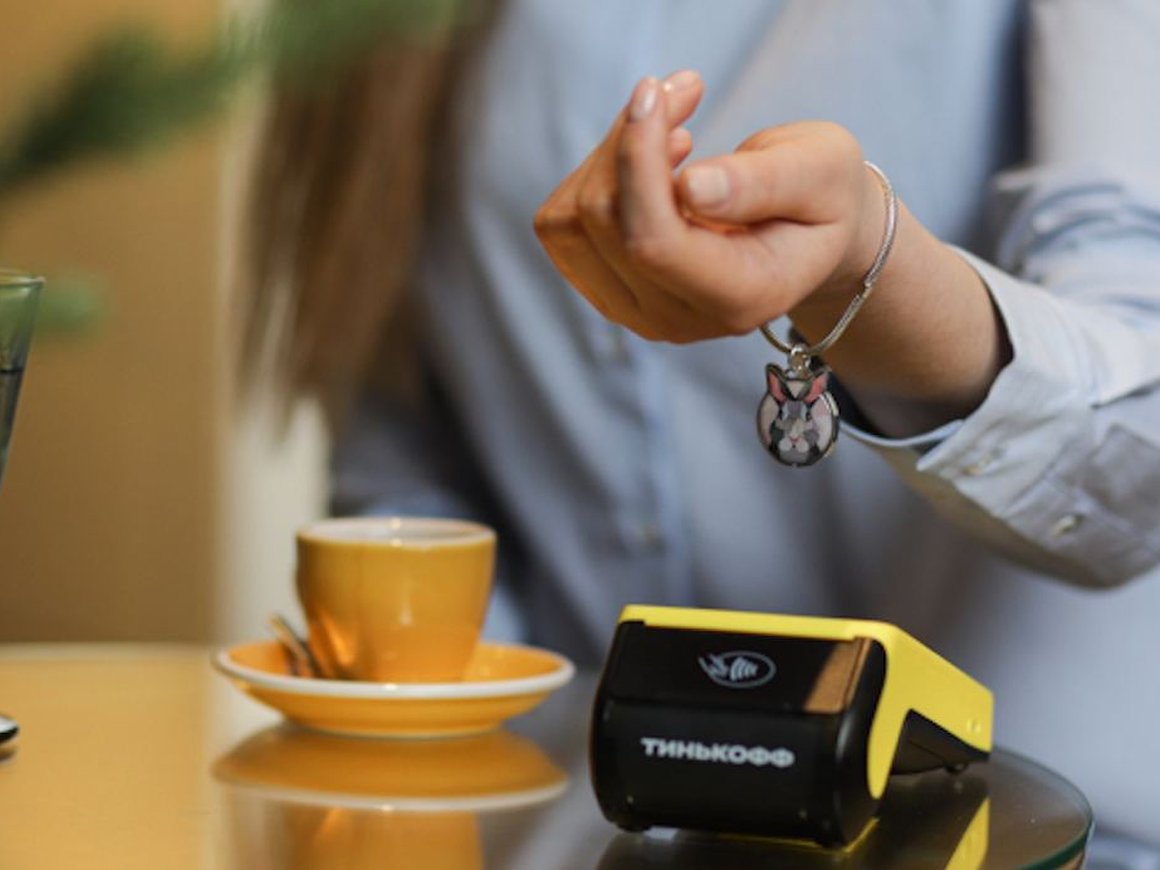 «Тинькофф» выпустил ювелирные аксессуары для бесконтактной оплаты