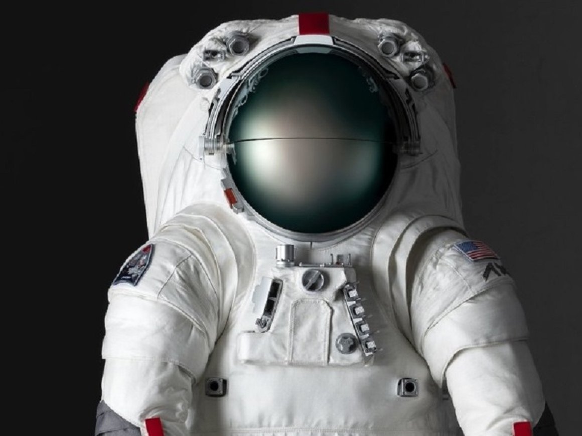 Prada и Axiom Space представили дизайн унисекс-скафандра для полетов на Луну