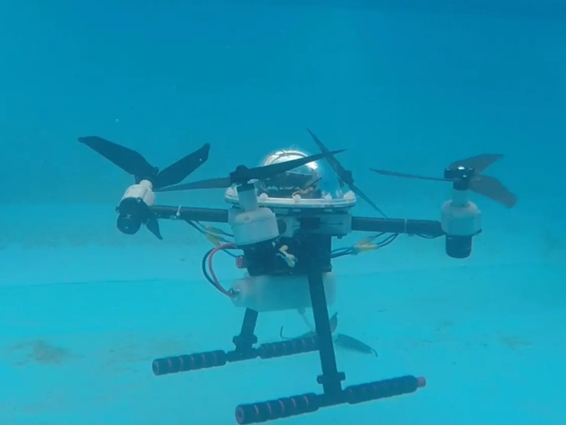 Китайские ученые создали плавающий под водой квадрокоптер