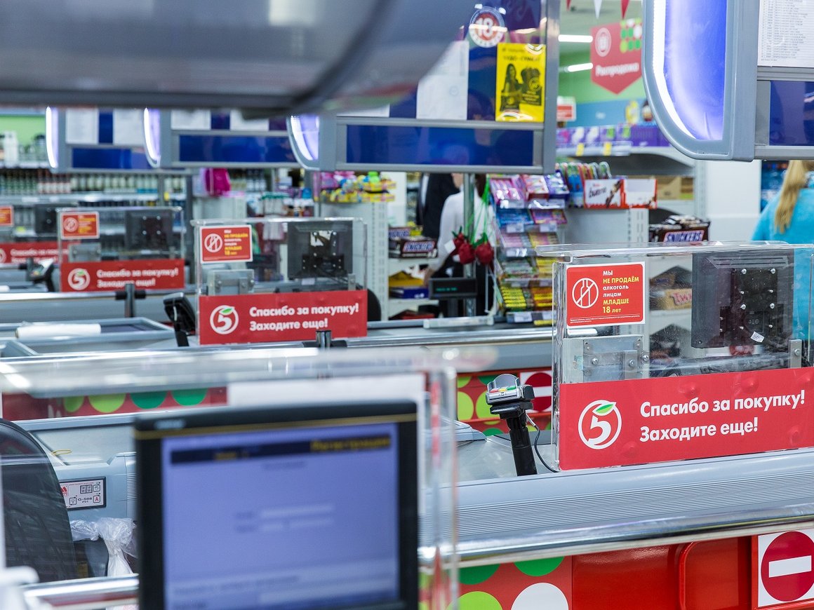 «Ведомости»: «Сбербанк» позволит клиентам снимать деньги с карт на кассах магазинов