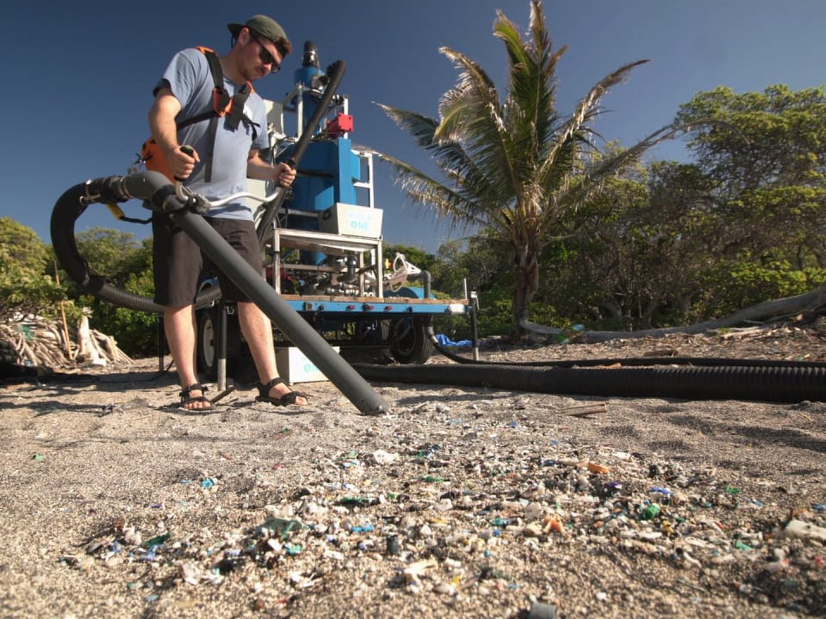 Этот гигантский пылесос может очищать пляжи от микропластика