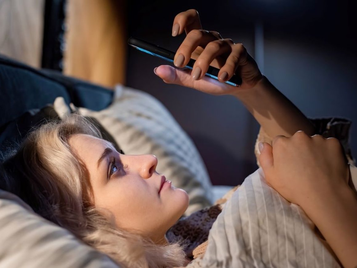 Вредно ли спать рядом со смартфоном?