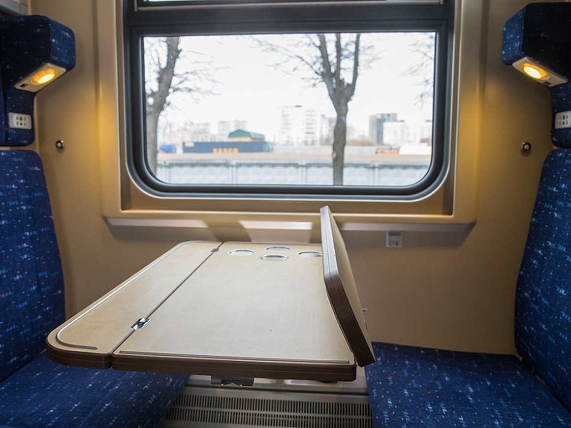 РЖД представили новый купейный вагон — в нем есть душ и холодильник