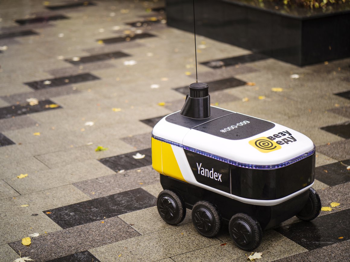 «Ровер» начал доставлять заказы из ресторанов в «Яндекс.Еде»