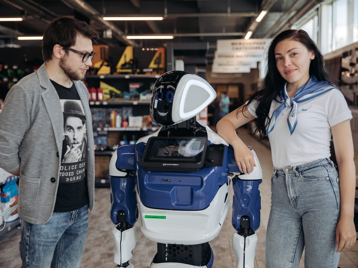 Один из крупнейших супермаркетов Армении взял на работу российского робота