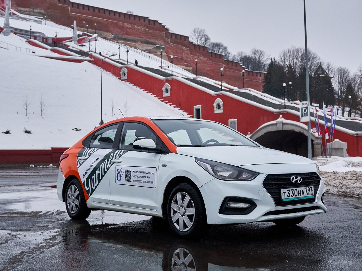 Предприниматели смогут бесплатно разместить рекламу на машинах «Делимобиля»